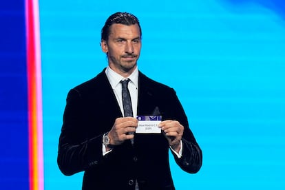 El ex futbolista Zlatan Ibrahimovic saca el papel con el nombre del Real Madrid durante el inicio del torneo.