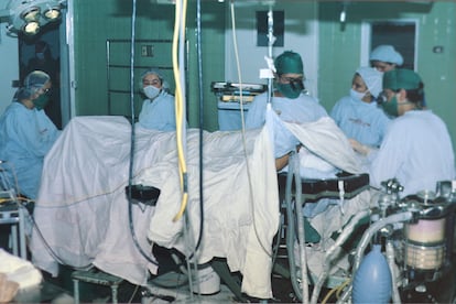 Médicos y estudiantes durante una cirugía en el Hospital San Juan de Dios, en 1996.