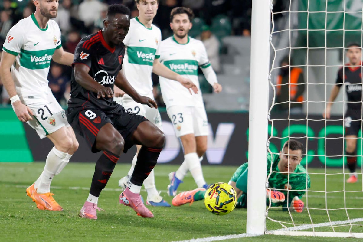 Akor Adams rescata al Sevilla ante un Elche débil