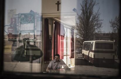 Un hombre en el interior de la estación de autobuses de Jánov Lubelski, en el sureste de Polonia el 26 de abril de 2019. La notable presencia de proyectos financiados por la UE convive en la localidad polaca con el auge del ultranacionalismo.