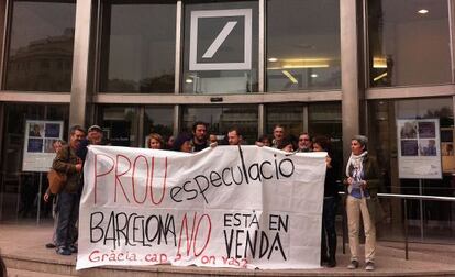 Protesta de los vecinos de Gràcia en contra de la construcción de un hotel en la torre Deutsche Bank.