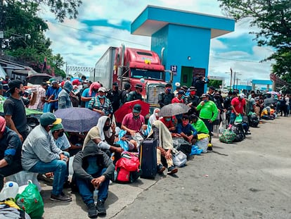 Cientos de migrantes nicaragüenses esperan en Peñas Blancas, en la frontera con Costa Rica.