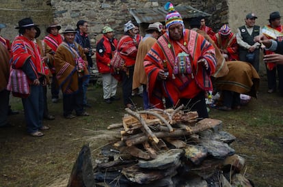 Ceremonia tradicional: Los kallawayas realizan sus rituales de curación, preparación y de agradecimiento a la Pachamama en los que intervienen plantas, sangre o fetos de animales como la llama de llama, grasa de oveja o alcohol.