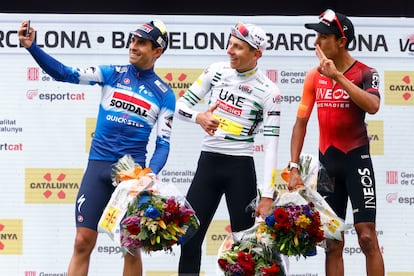 Mikel Landa se hace un selfi con Pogacar y Bernal en el podio de la Volta.