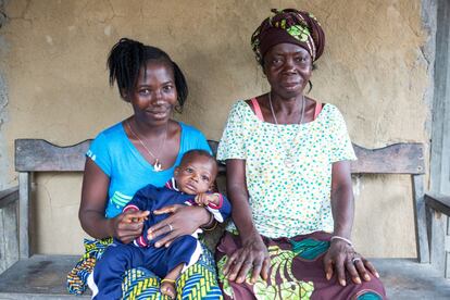 Sierra Leona. Massah, de 28 años, posa junto a Amie, de 55 años, una partera tradicional, y con su hijo de tres meses en brazos. Massah dio a luz a su hijo sin asistencia de un profesional, solo con la ayuda de Amie, en una canoa mientras intentaba cruzar un rio para llegar a la clínica más cercana a su casa.