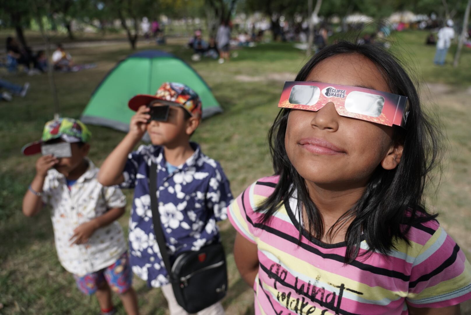 Niños de Torreón (Estado de Coahuila) se preparan para el eclipse solar, al norte de México. 