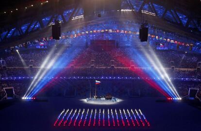 Las luces reproducen los colores de la bandera de Rusia en las gradas y en el cielo: azul, blanco y rojo