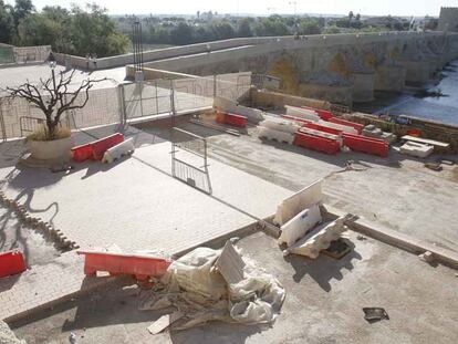 Obras en el paseo de la Ribera de Córdoba, a la orilla del río Guadalquivir.