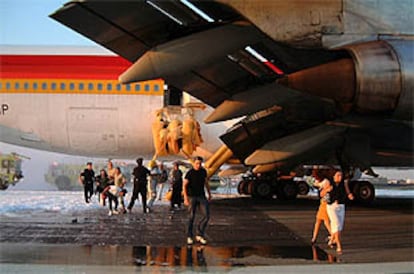 El avión de Iberia, tras aterrizar en el aeropuerto Kennedy de Nueva York. Junto al ala puede observarse la rampa de emergencia que no se hinchó adecuadamente para permitir la evacuación de los pasajeros.