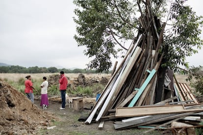 Una pila de tablones de madera han sido abandonados junto a un árbol en la favela Dilma Rousseff de Río de Janeiro, Brasil. Río va a gastar 12.000 millones de euros en los Juegos de 2016, pero la pobreza y la desigualdad siguen azotando a miles de brasileños. Solo en esta ciudad, 1,7 millones de personas vive en infraviviendas, lo que supone un 15% de la población.