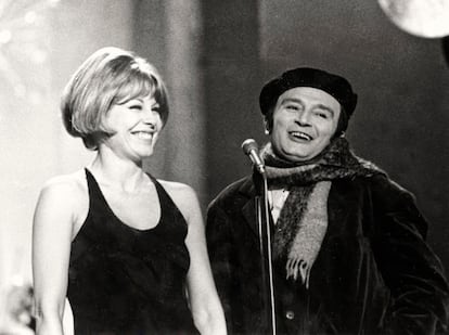El actor Tony Leblanc y Laura Valenzuela comparten escenario en febrero de 1971.