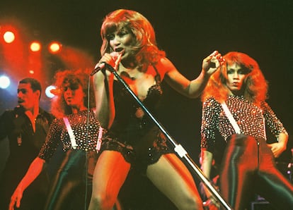 Tina Turner cantaba sobre el escenario, junto a varios bailarines, el 22 de abril de 1979.