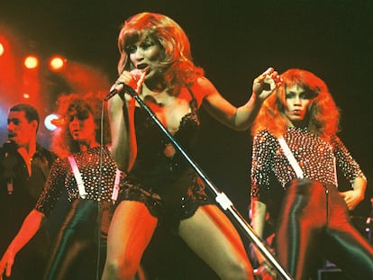 NETHERLANDS - APRIL 22:  CARRE  Photo of Tina TURNER, Tina Turner performing on stage, dancers  (Photo by Rob Verhorst/Redferns)