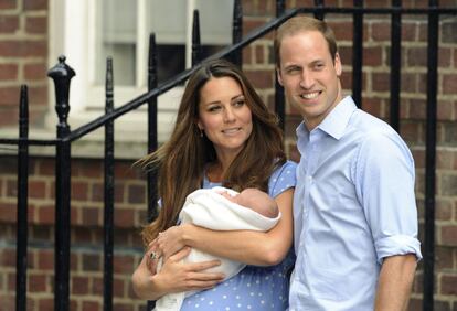 Primera aparición pública. El 22 de julio de 2013 nacía en el Hospital Saint Mary de Londres el primer hijo de los duques de Cambridge. Un día y medio después de dar a luz, la primeriza mamá abandonaba el hospital acompañada de Guillermo de Inglaterra.
