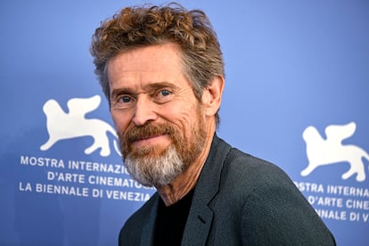El actor estadounidense Willem Dafoe posa la prensa en el 'photocall' del Festival Internacional de Venecia por 'Late Fame'.