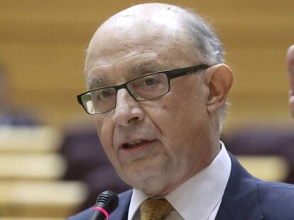 El ministro de Hacienda, Cristóbal Montoro, interviene durante el pleno celebrado esta semana en el Senado, en Madrid. 