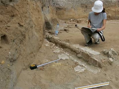 Una arqueóloga dibuja los restos encontrados en el solar de la Ciudad de la Justicia, en Cádiz.