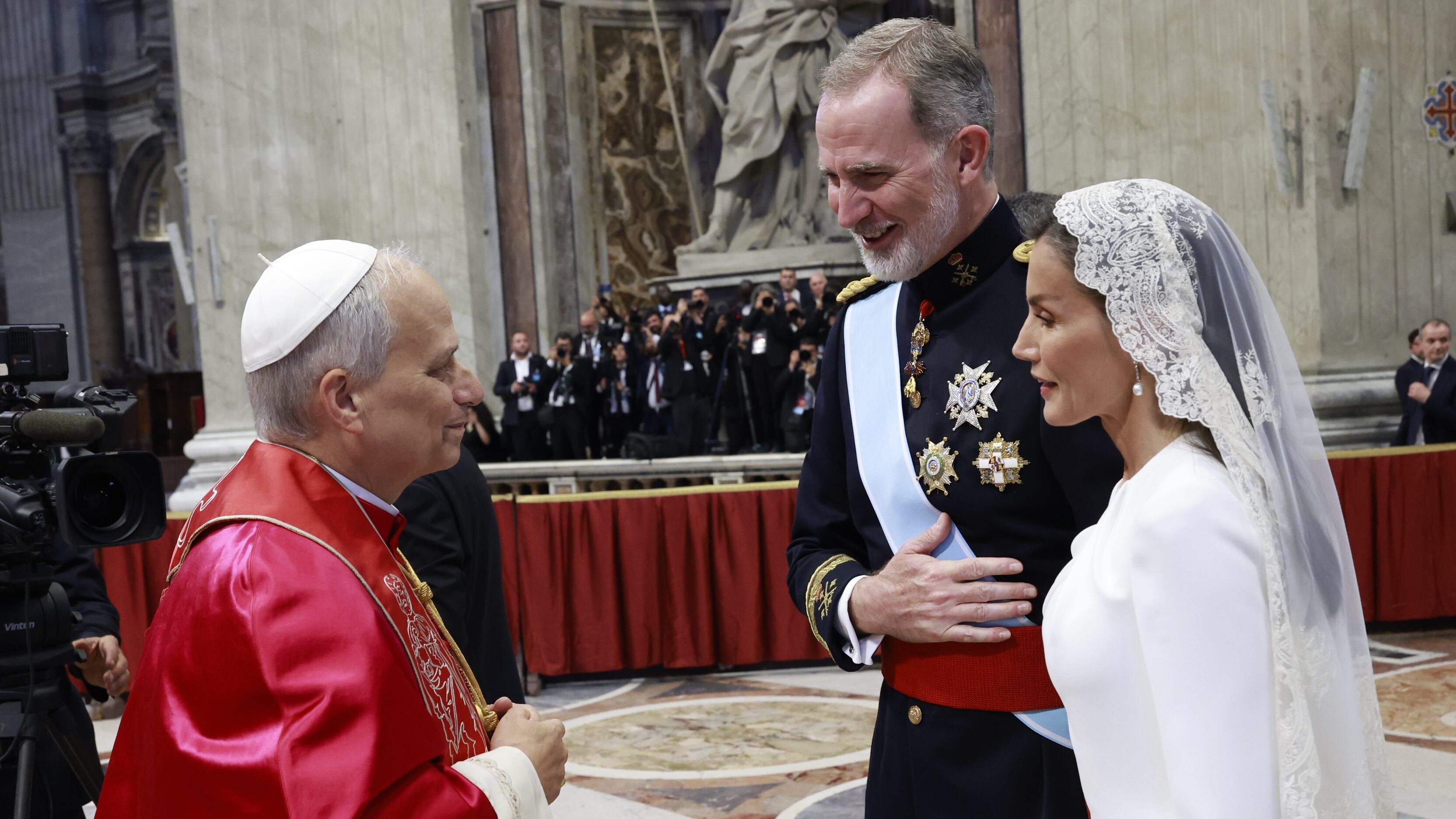 El momento en el que los reyes Felipe VI y Letizia saludan al papa León XIV tras la misa inaugural