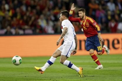 Sergio Ramos observa cómo Vargas marca el primer gol del partido.