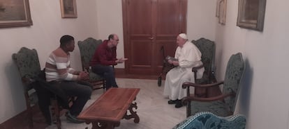Ibrahima Balde y Amets Arzallus, durante su encuentro con el Papa Francisco, que tiene entre manos el libro de ambos, el 9 de diciembre de 2023 en la Ciudad del Vaticano, en una imagen cedida por Arzallus.