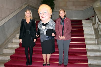 La Grossa, junto a la presidenta del Parlament, Núria de Gispert, y la consejera Neus Munté.