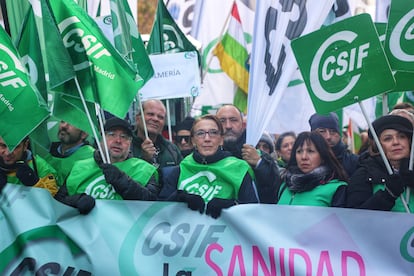 Varias personas durante una concentracin, frente a la Direccin General de Muface de Madrid, este sbado.