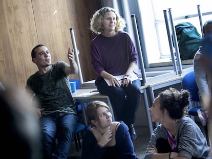 Una profesora en una de las aulas de la Universidad Complutense de Madrid.