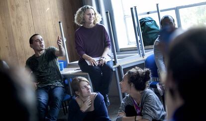 Una profesora en una de las aulas de la Universidad Complutense de Madrid.