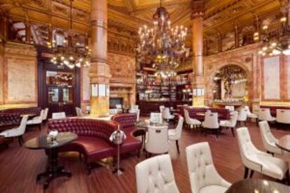 Salón del Café Metropole, en Bruselas, que conserva su decoración original.