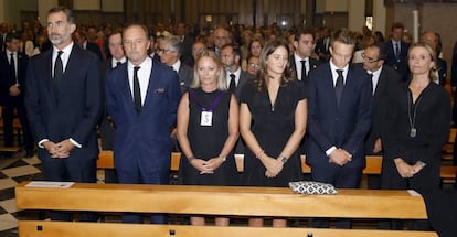 El rey Felipe VI (a la izqueirda), junto a Pablo Hohenlohe, Flavia Hohenlohe, Victoria Elisabeth y Alexander Hohenlohe Langenburg y María del Prado, en el funeral por el duque de Medinaceli, Marco Hohenlohe.