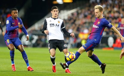 Guedes, entre Semedo y Rakitic.