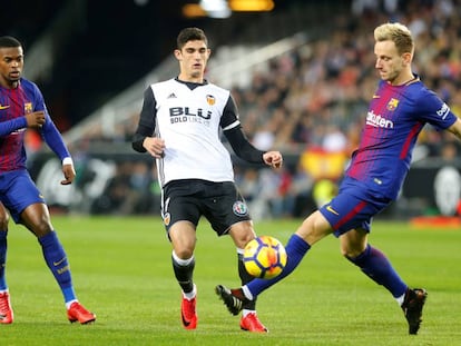 Guedes, entre Semedo y Rakitic.