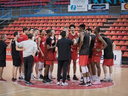 Pedro Martínez reúne a los jugadores en el centro de la cancha durante una sesión de la semana pasada.