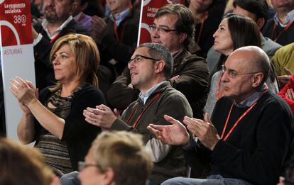 Elena Valenciano, Hugo Morán y Rodolfo Ares siguen el discurso de Rubalcaba en el 38 Congreso del PSOE.