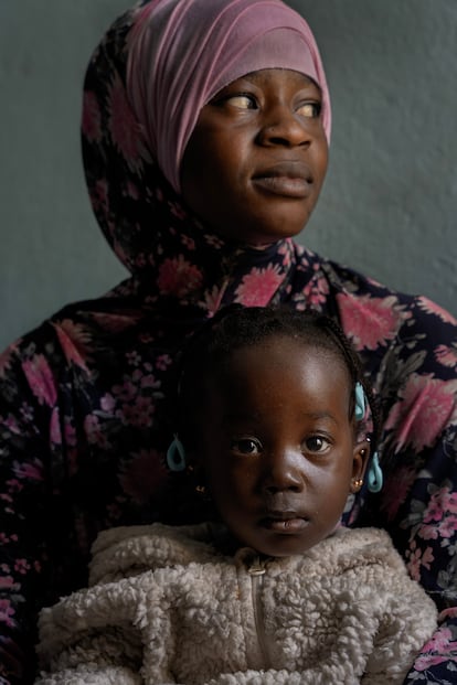 Fatumata Cissé y su hija Sundjje en su casa en el barrio Cinema de Nuadibú. 