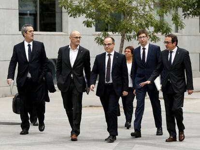 Los exconsejeros llegando a la Audiencia, el 2 de noviembre.