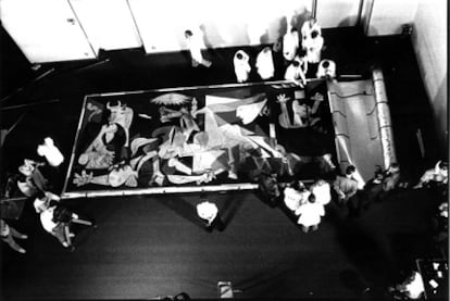 An image of Guernica on its arrival at the Reina Sofía Museum in Madrid in 1992.