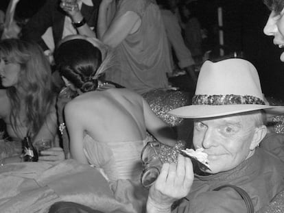 Truman Capote, no 10º aniversário da revista 'Interview', de Andy Warhol, no mítico Studio 54 nova-iorquino, em 1979. Em vídeo, o trailer de ‘The Capote tapes’. / FOTO: GETTY