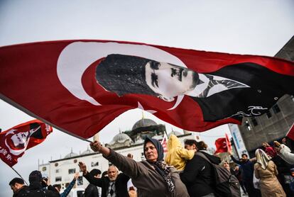 Con retórica, simbología y una prensa entregada, 'Tayyip baba', Papá Tayyip, quiere tomar el relevo de Atatürk. En la imagen, una mujer turca ondea una bandera nacional con un retrato del fundador moderno de Turquía, Mustafa Kemal Atatürk, frente a la Mezquita Nueva de Estambul, el 12 de abril de 2017.