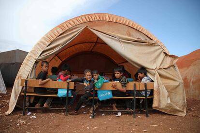 Un grupo de desplazados sirios es fotografiado en una de las clases que componen la escuela 'Zuhur al-Mustaqbal', en la localidad de Atme, al norte de la provincia de Idlib (Siria).