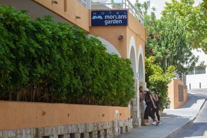 Turistas ingresando al hotel Morlans Gardens, en Peguera, habilitado para afectados de covid-19.