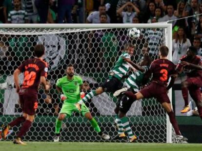 Un gol en propia puerta de Coates desequilibra un partido muy competido y bien jugado por el Sporting ante un errático Barcelona