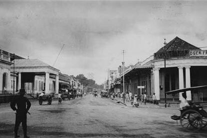 Una calle de Yakarta, capital de Indonesia, en 1921.