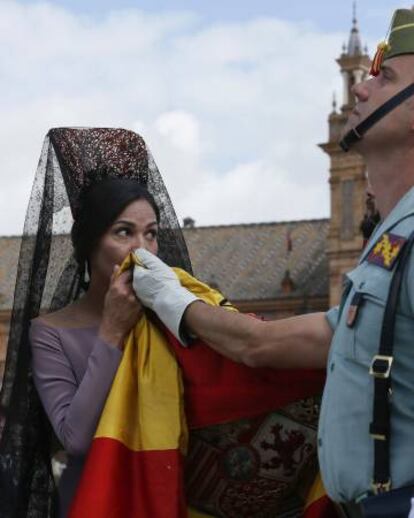 La modelo Inés Sastre besa la bandera española, este sábado.