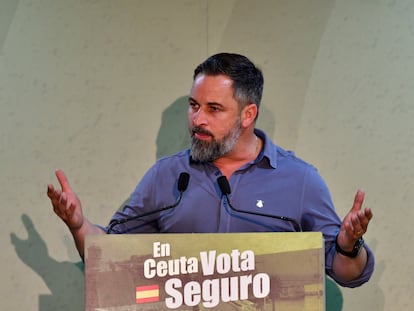El líder de VOX, Santiago Abascal, durante su mitin en Ceuta este lunes.