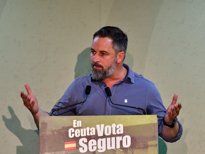 El líder de VOX, Santiago Abascal, durante su mitin en Ceuta este lunes.