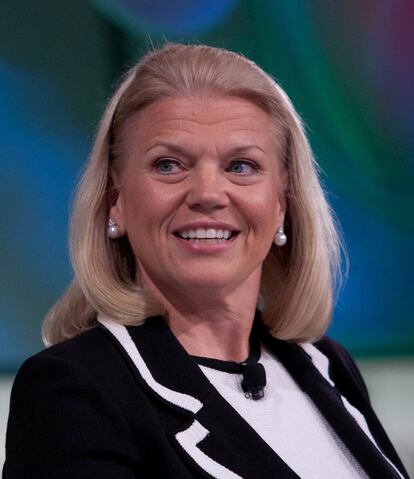 <p>Ginni Rometty (60 años) está al mando de IBM, una de las grandes pioneras de la informática. Es la primera presidenta que la compañía tiene en sus más de 100 años de historia. Entró en la empresa en 1981 como ingeniera de sistemas y desde ese momento protagonizó un ascenso que tiene muy pocos parangones entre las mujeres que trabajan en tecnología. Ahora tiene la tarea de reconvertir a un gigante que lo ha sido todo durante el auge de los ordenadores personales pero que ha perdido poder, primero con Internet y después con los <em>smartphones</em>. Ella es la responsable del rumbo actual de IBM: computación en la nube, soluciones para empresas, Internet de las cosas y los servicios de <a href="https://www.ibm.com/watson/">Watson</a>, su superordenador, cuya tecnología ya se aplica en <em>call centers</em>, asistencia en el diagnóstico oncológico o desarrollo informático.</p>