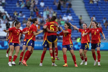 Las jugadoras de España celebran su victoria ante Colombia, y su paso a semifinales de los Juegos Olímpicos de París 2024.