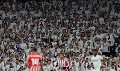 Los seguidores del Real Madrid animan a los jugadores de su equipo.