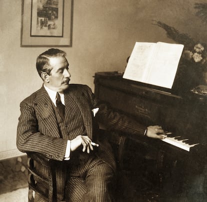 El compositor italiano Giacomo Puccini con el piano en una imagen sin datar.